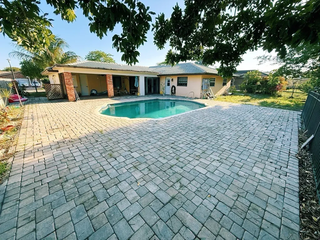 8753 NW 27th Street Coral Springs FL 33065