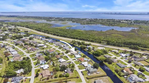 2025 SE South Buttonwood Drive Port St Lucie FL 34952