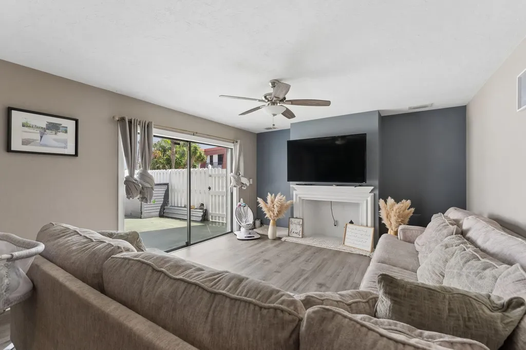 1425 Oxford Lane Boynton Beach FL 33426