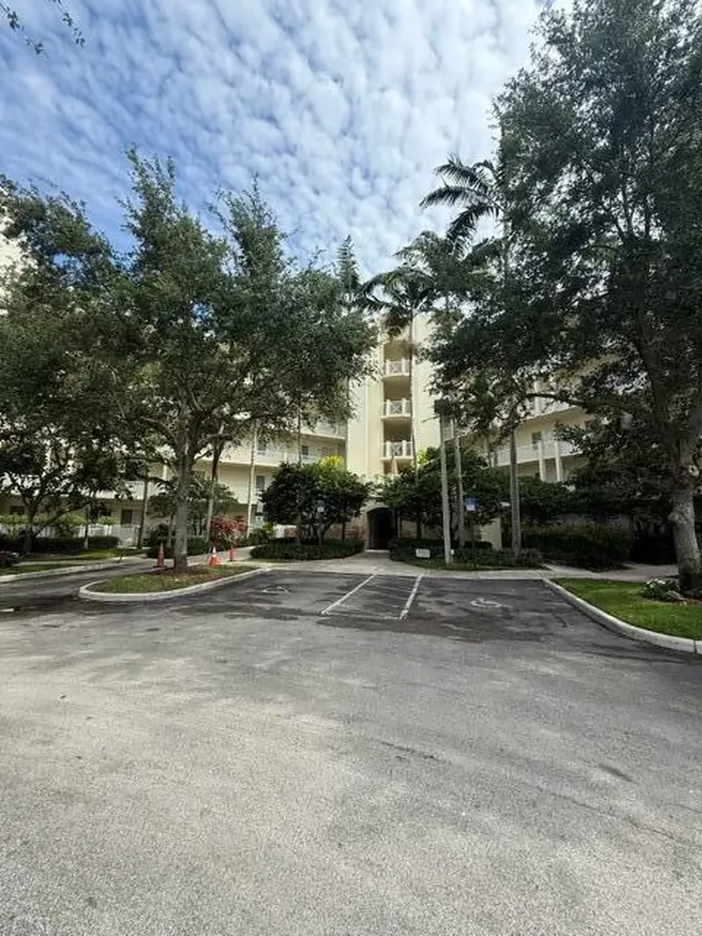 3500 Oaks Clubhouse Drive Pompano Beach FL 33069