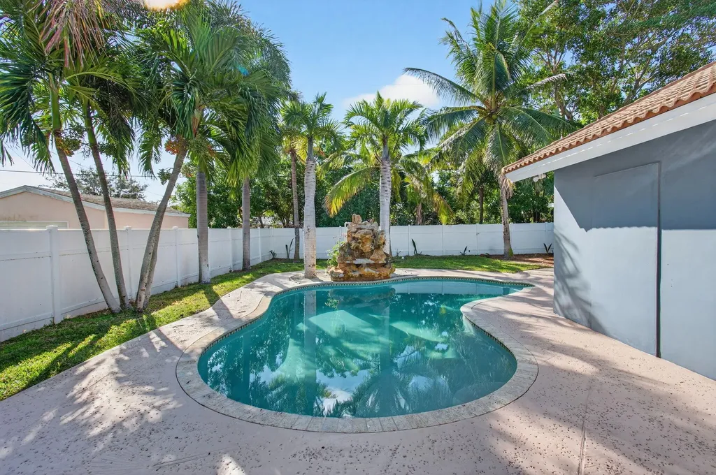 360 SW 2nd Street Boca Raton FL 33432