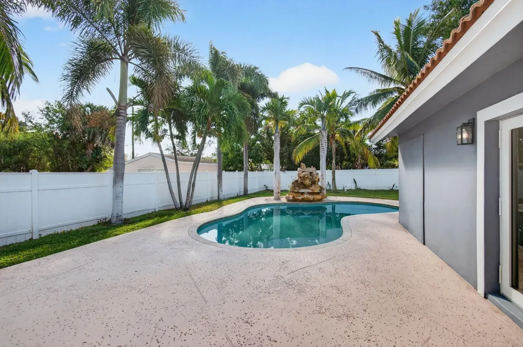 360 SW 2nd Street Boca Raton FL 33432
