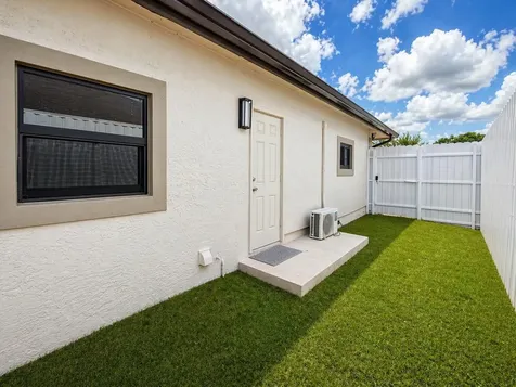 568 SE Chapman Avenue Port St Lucie FL 34984