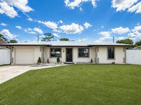 568 SE Chapman Avenue Port St Lucie FL 34984
