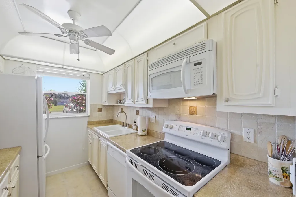 940 S Drive Terrace Delray Beach FL 33445