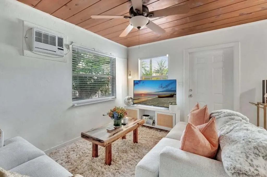 329 SE 3rd Avenue Delray Beach FL 33483