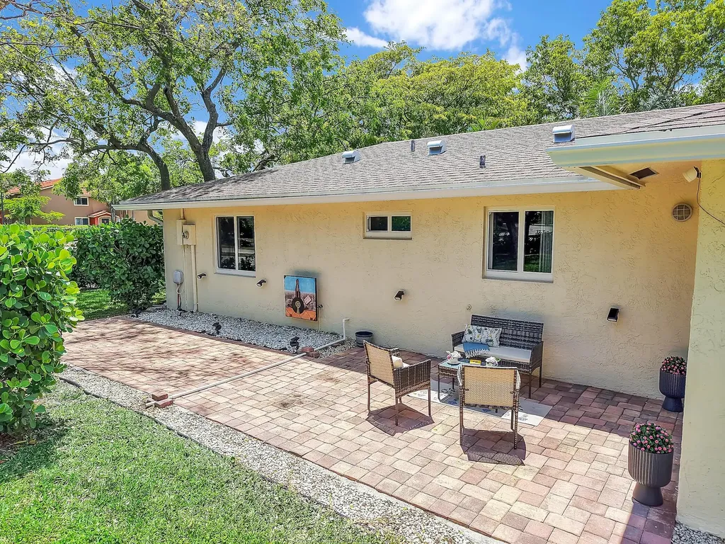 432 SW Natura Avenue Deerfield Beach FL 33441
