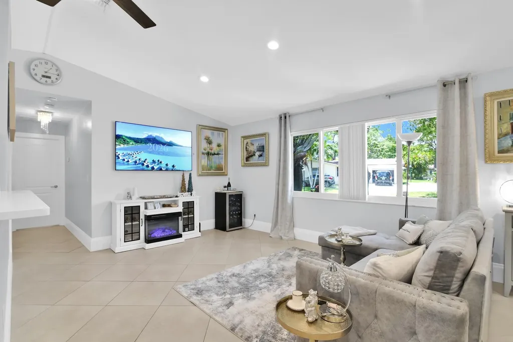 432 SW Natura Avenue Deerfield Beach FL 33441