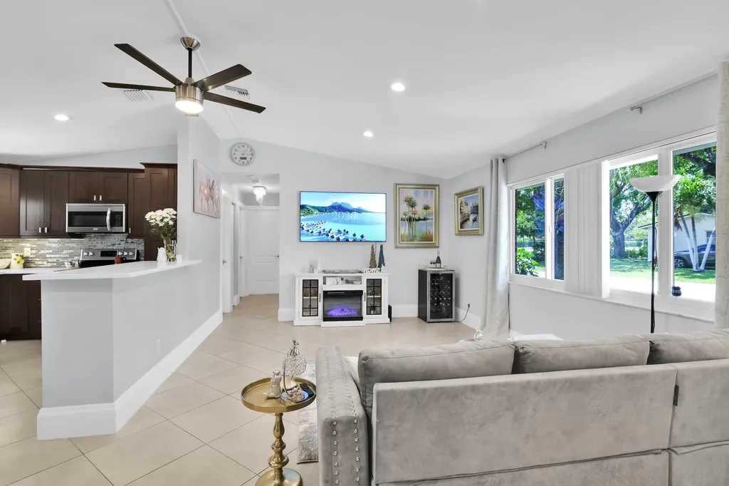 432 SW Natura Avenue Deerfield Beach FL 33441