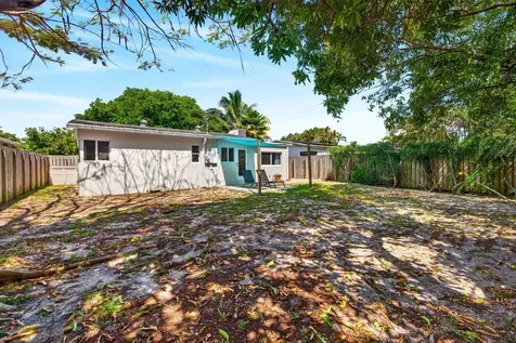 5216 NE 2nd Terrace Oakland Park FL 33334