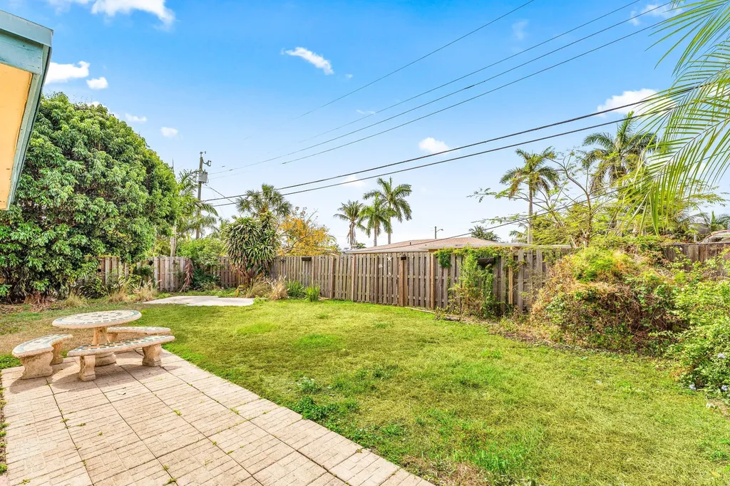 360 NE 23rd Way Boca Raton FL 33431
