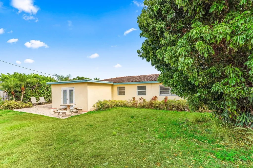 360 NE 23rd Way Boca Raton FL 33431