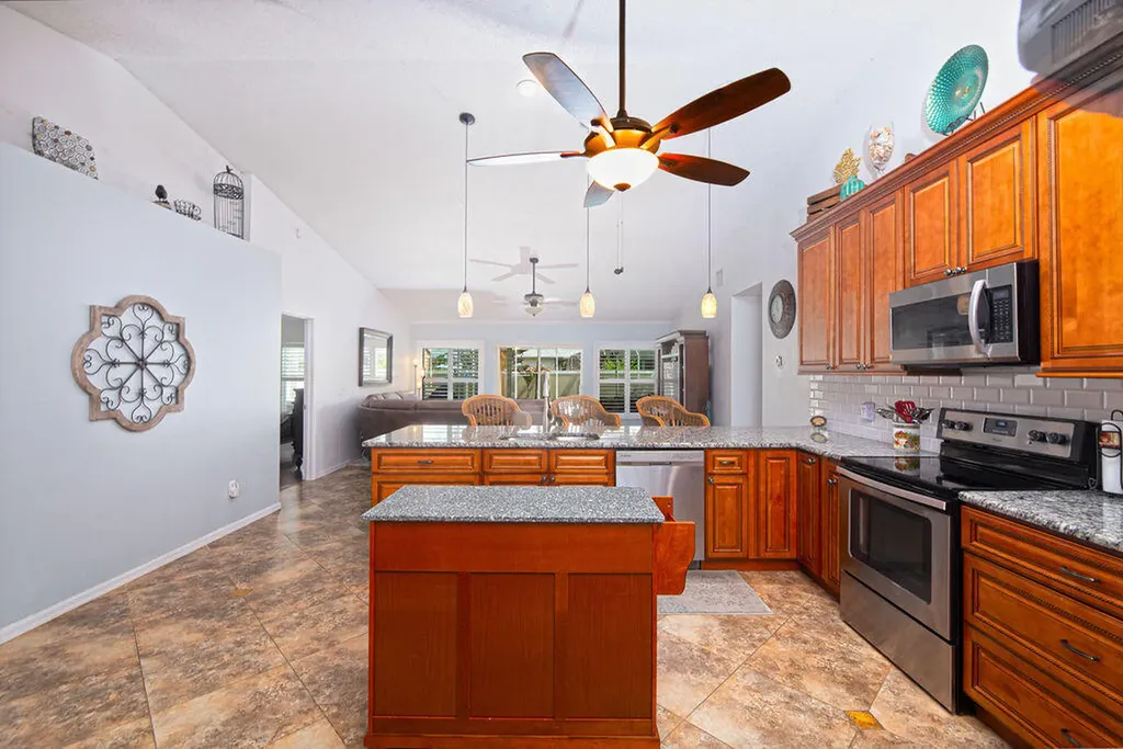 613 SE Dean Terrace Port St Lucie FL 34984