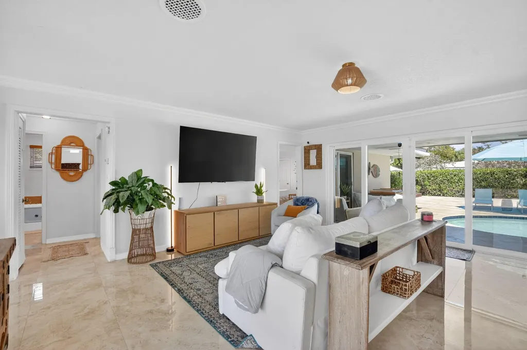 424 SW 7th Way Boca Raton FL 33486