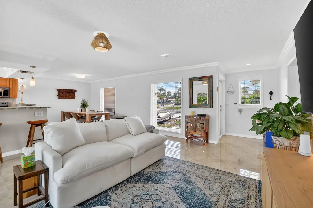 424 SW 7th Way Boca Raton FL 33486