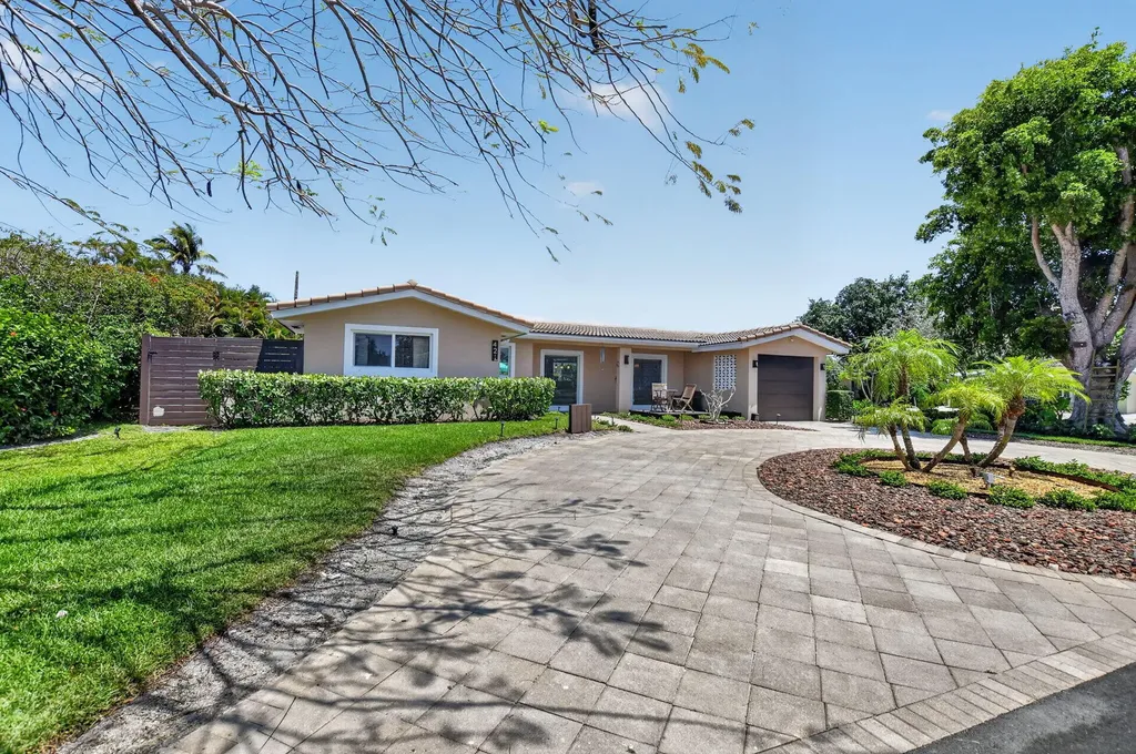 424 SW 7th Way Boca Raton FL 33486
