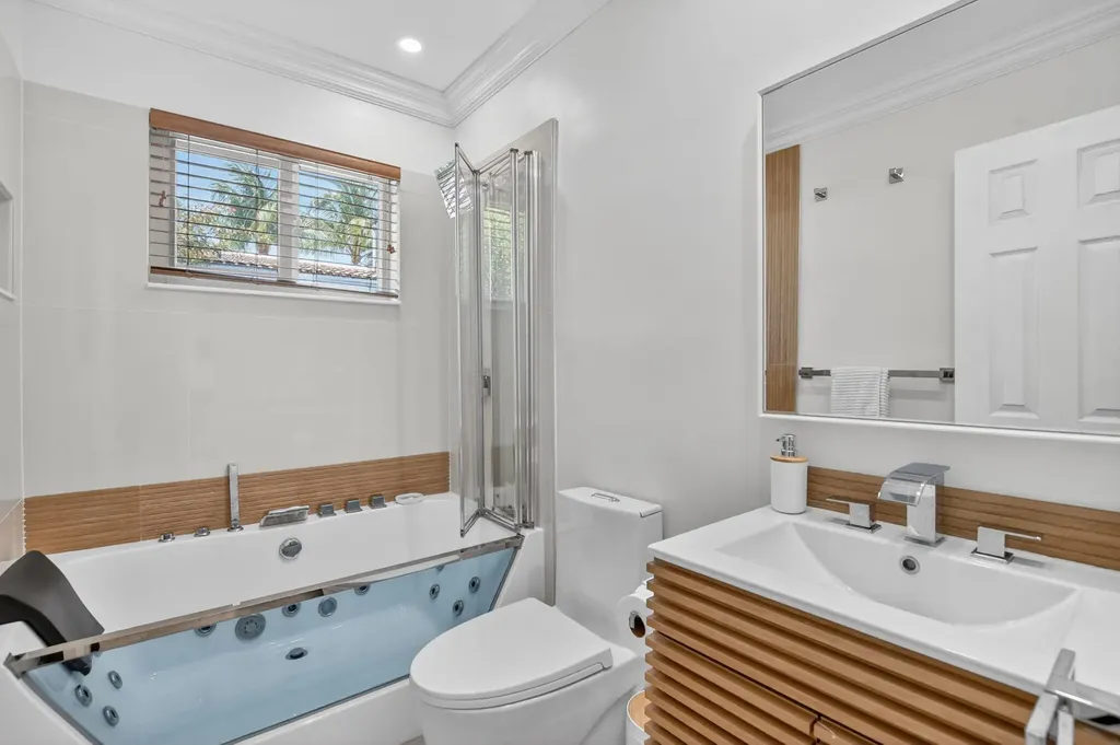 424 SW 7th Way Boca Raton FL 33486