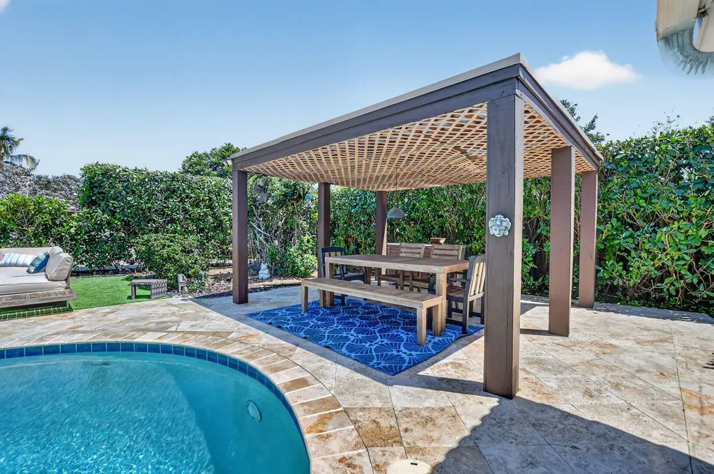 424 SW 7th Way Boca Raton FL 33486