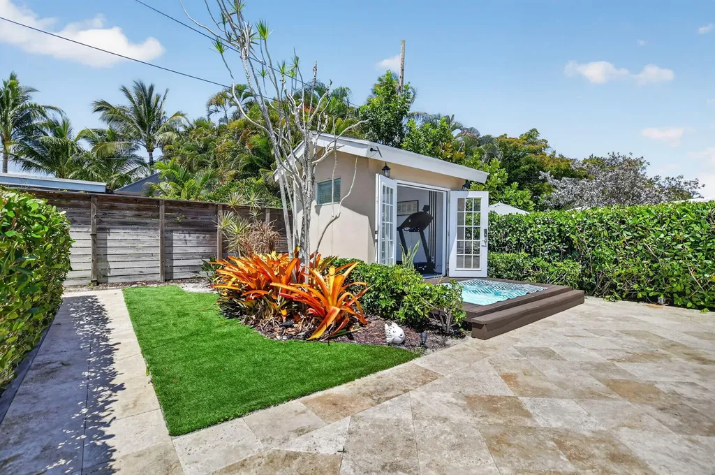 424 SW 7th Way Boca Raton FL 33486
