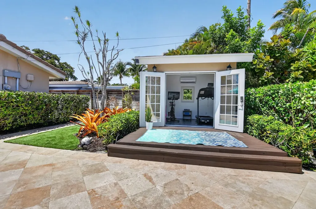 424 SW 7th Way Boca Raton FL 33486