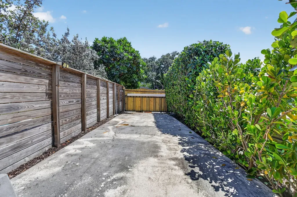 424 SW 7th Way Boca Raton FL 33486