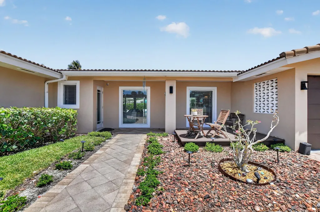 424 SW 7th Way Boca Raton FL 33486