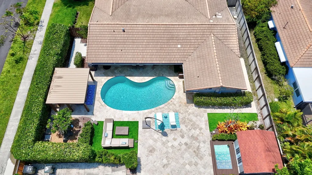 424 SW 7th Way Boca Raton FL 33486