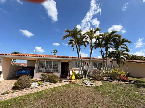 743 W 55th Place Hialeah FL 33012