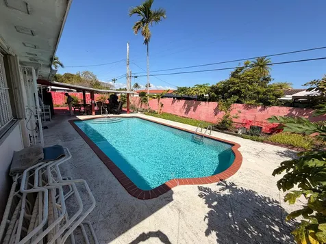 743 W 55th Place Hialeah FL 33012