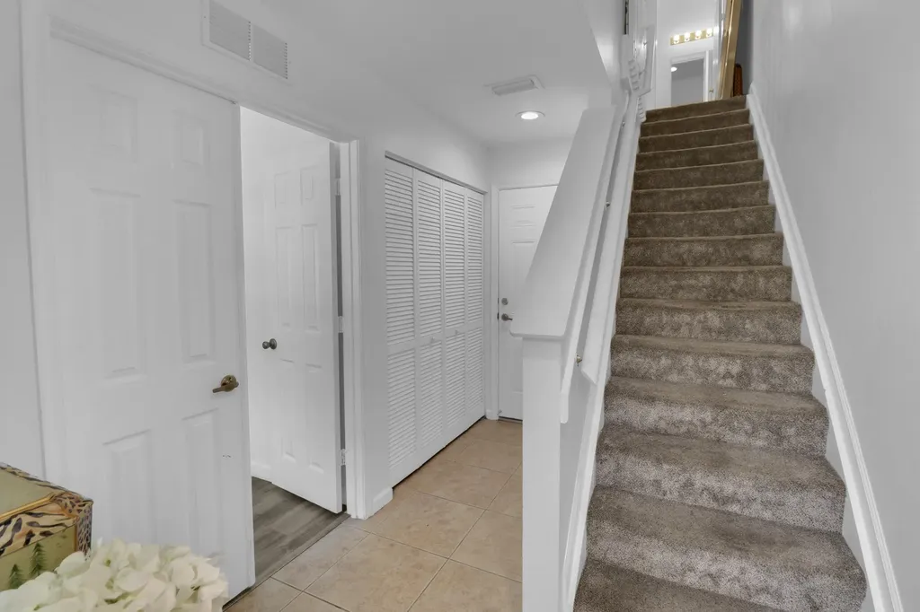 1033 NE 17th Way Fort Lauderdale FL 33304