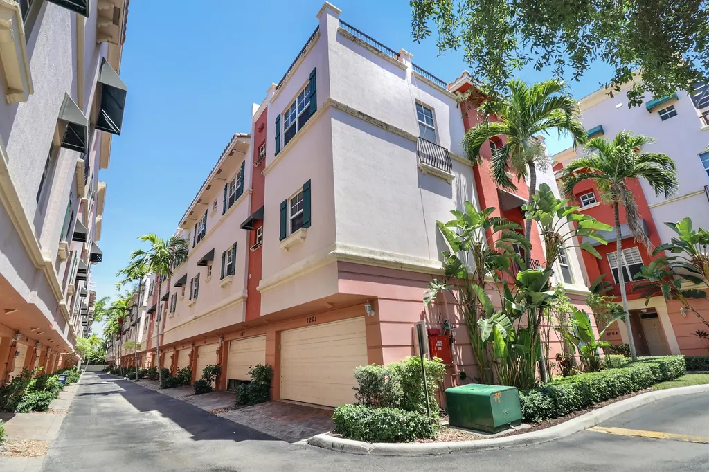 1033 NE 17th Way Fort Lauderdale FL 33304