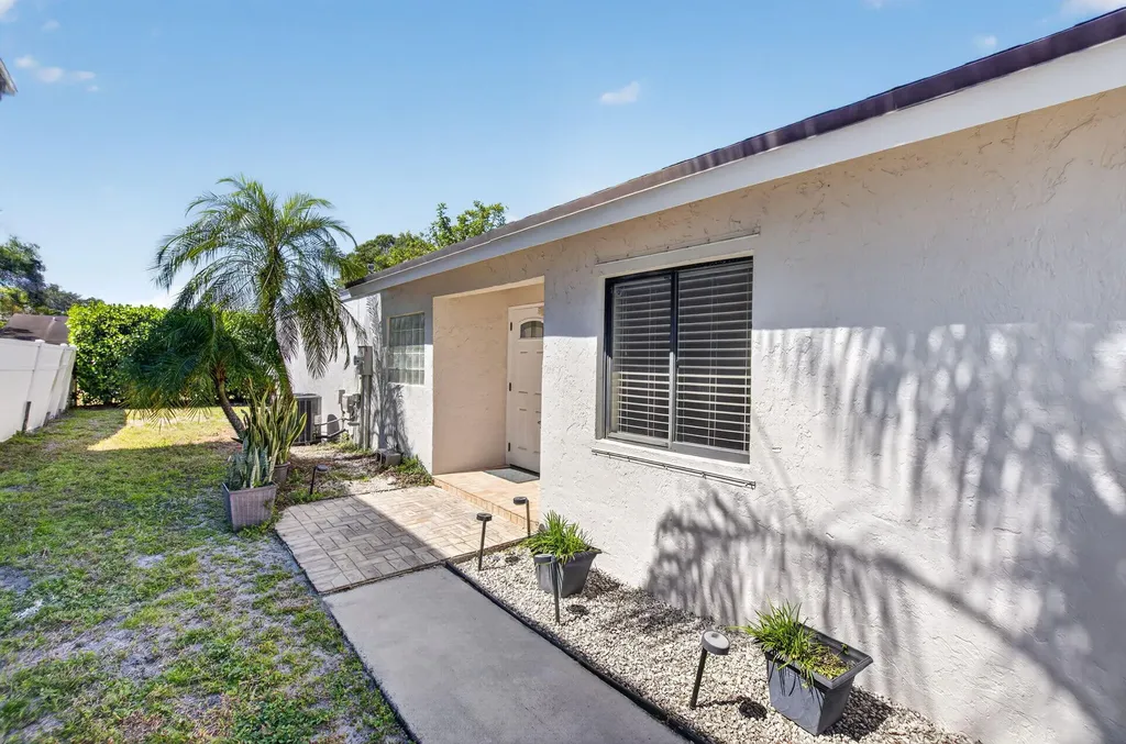 7 Kyle Way Boynton Beach FL 33426