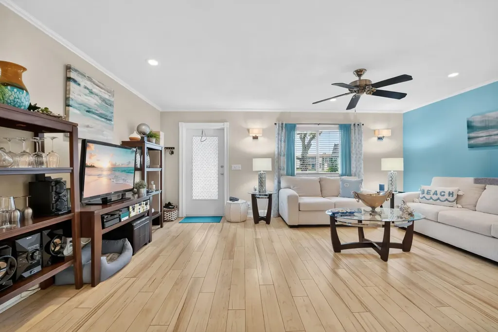 211 Valencia Delray Beach FL 33446