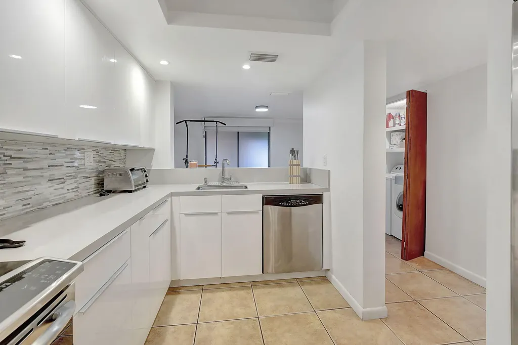 141 SW 96th Terrace Plantation FL 33324