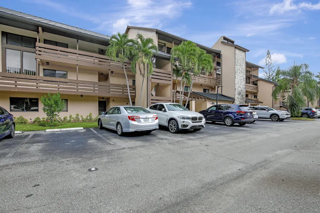 141 SW 96th Terrace Plantation FL 33324