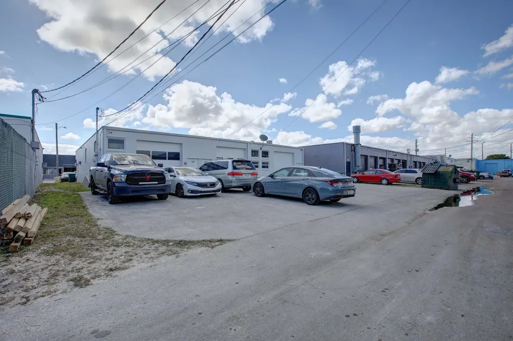 1053 NE 43rd Street Oakland Park FL 33334