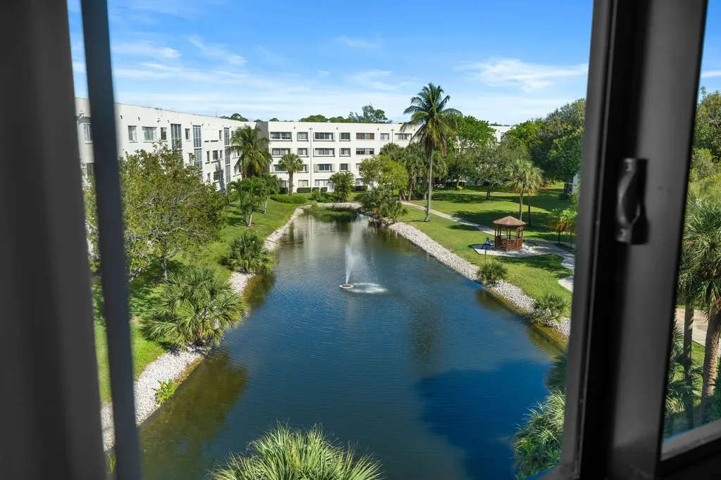 3138 Via Poinciana Lake Worth FL 33467