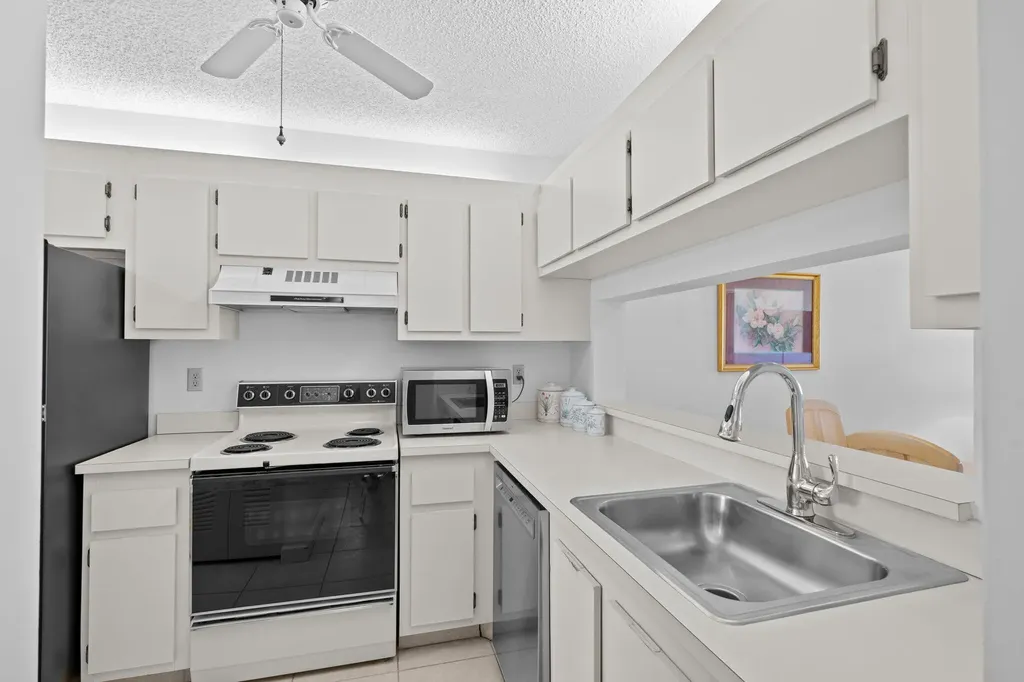 3138 Via Poinciana Lake Worth FL 33467