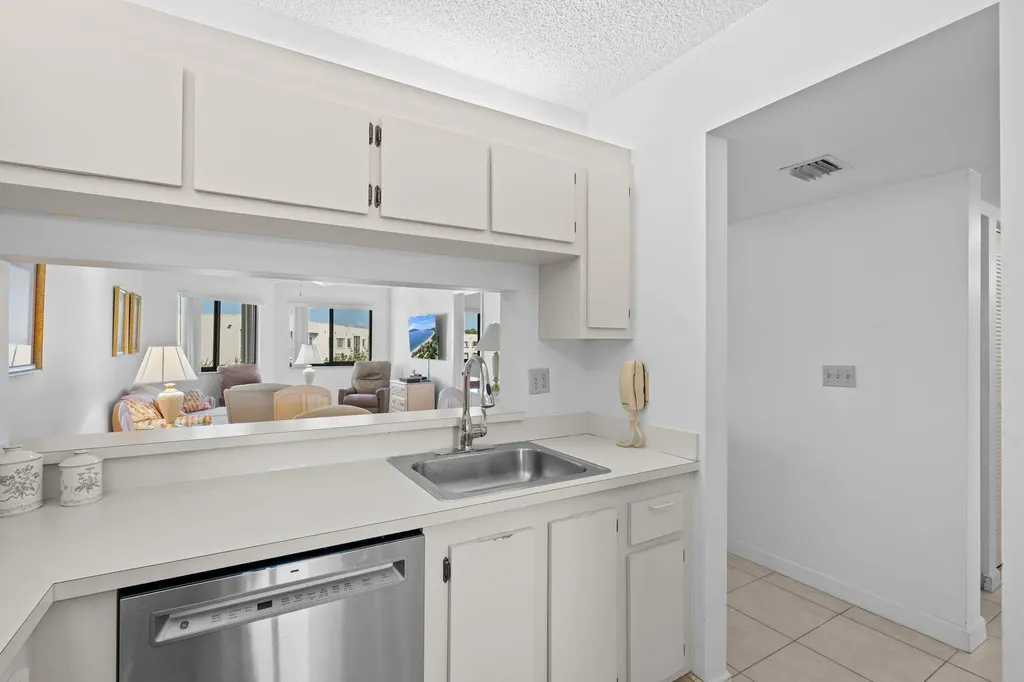 3138 Via Poinciana Lake Worth FL 33467