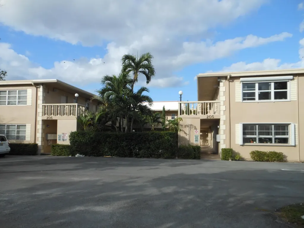 205 NE 3rd Street NE Boynton Beach FL 33435