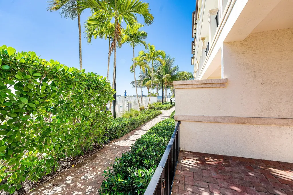 10 Windward Lane Boynton Beach FL 33435
