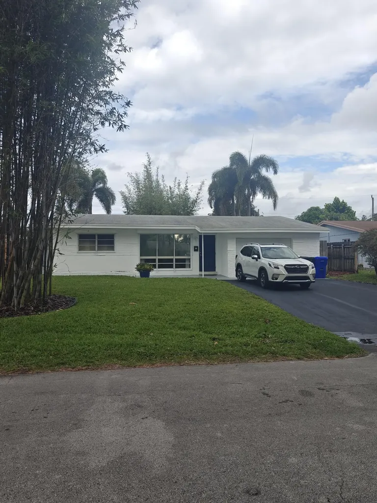 2120 N 57th Way Hollywood FL 33021