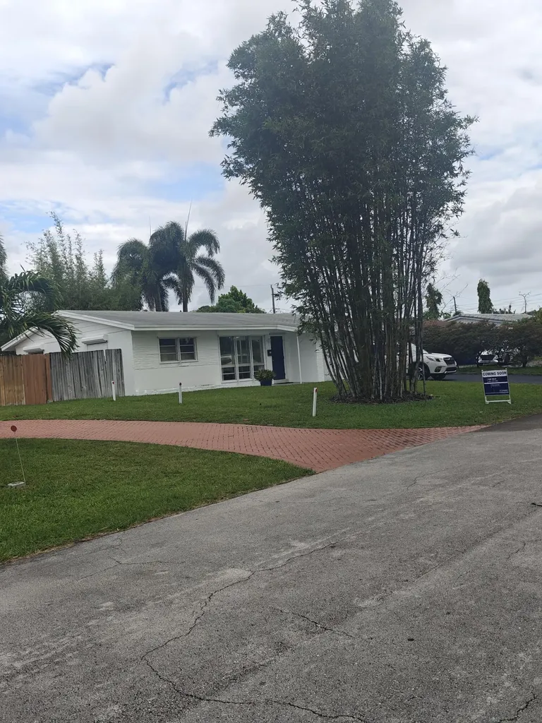 2120 N 57th Way Hollywood FL 33021