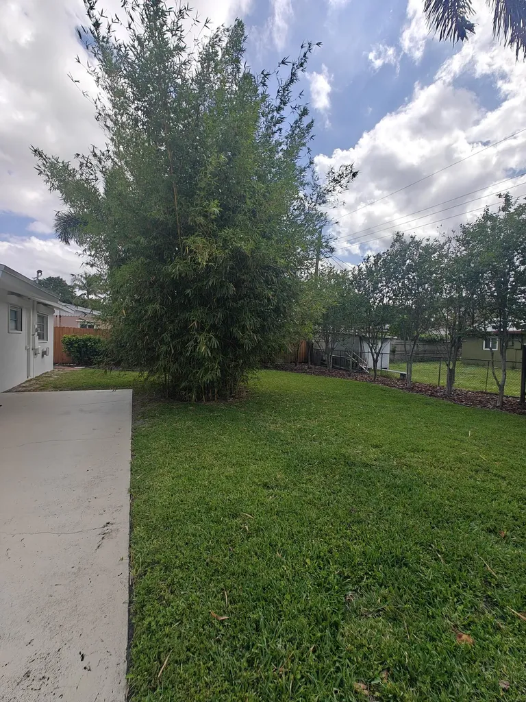 2120 N 57th Way Hollywood FL 33021