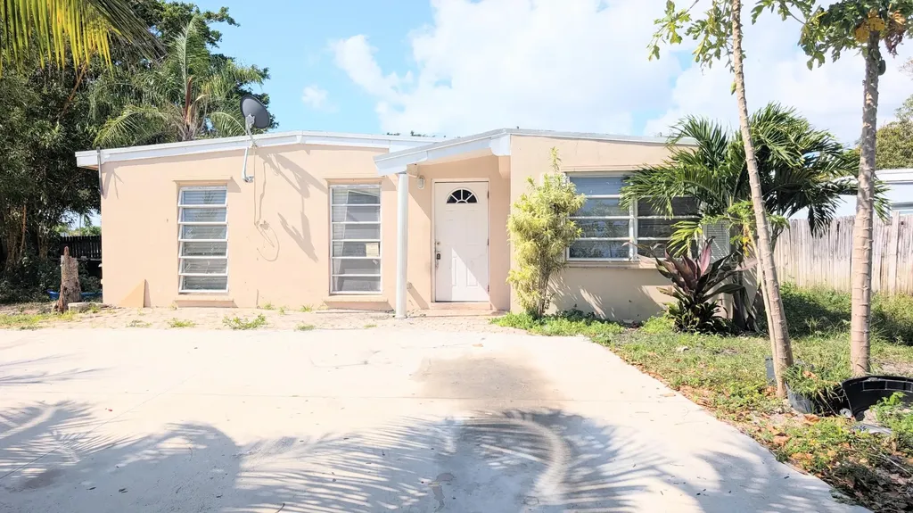 490 Tulip Tree Drive Lake Worth FL 33462
