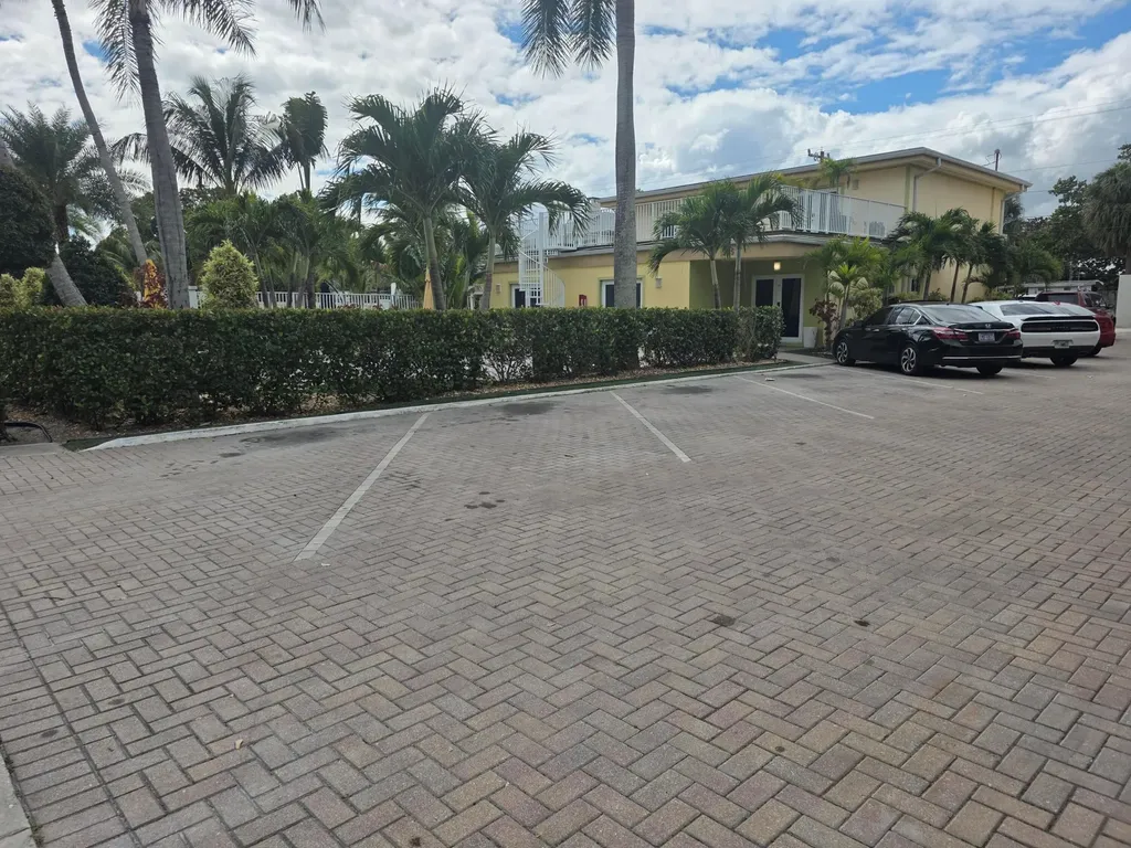 911 N Federal Highway Lake Worth Beach FL 33460