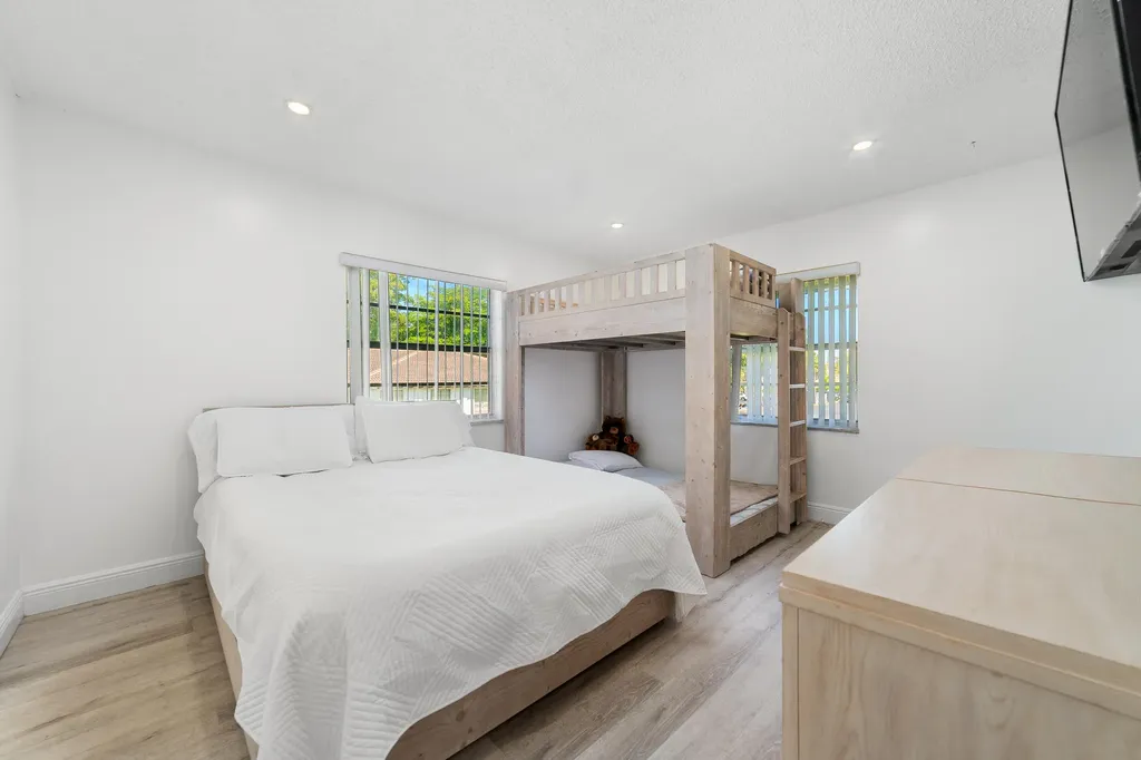 2710 Riverside Drive Coral Springs FL 33065