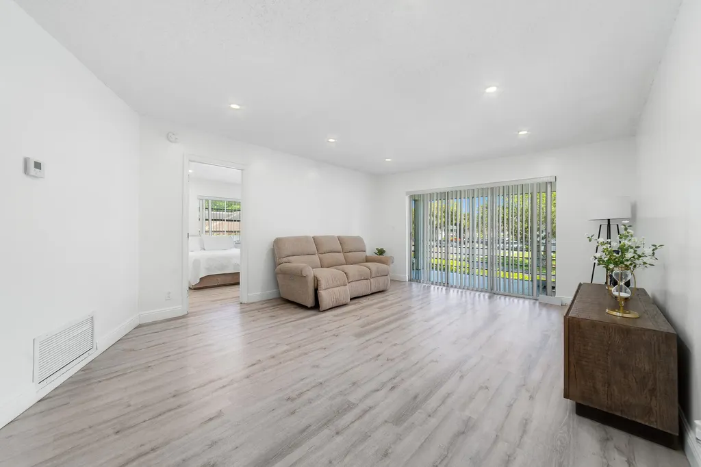 2710 Riverside Drive Coral Springs FL 33065