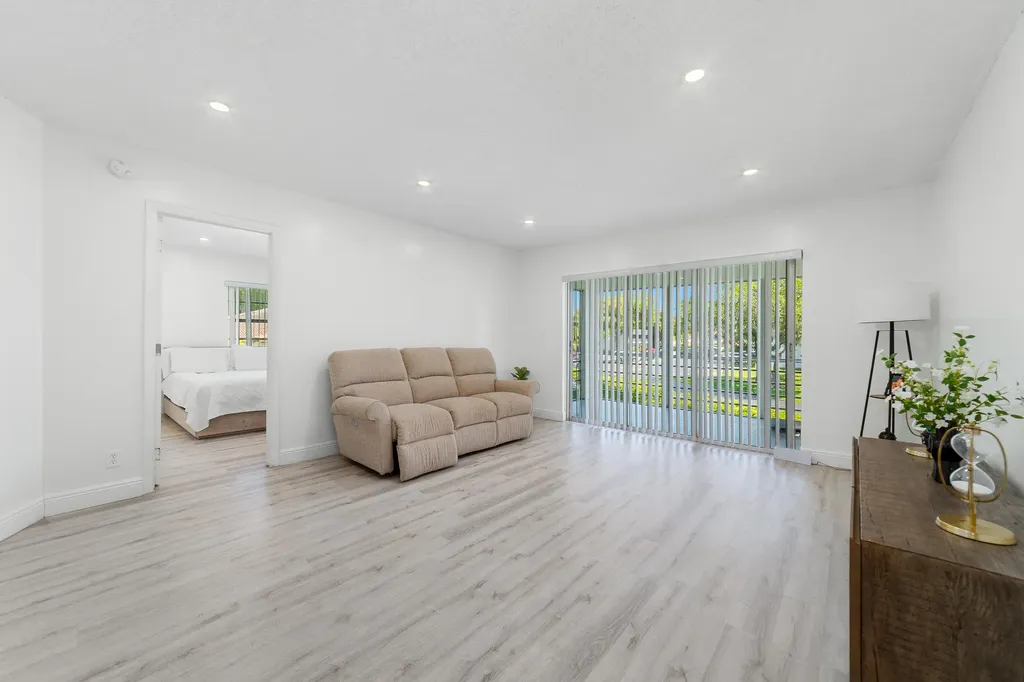 2710 Riverside Drive Coral Springs FL 33065