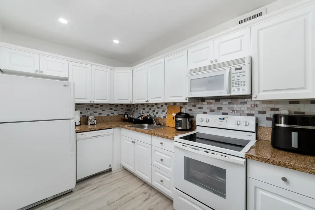 2710 Riverside Drive Coral Springs FL 33065